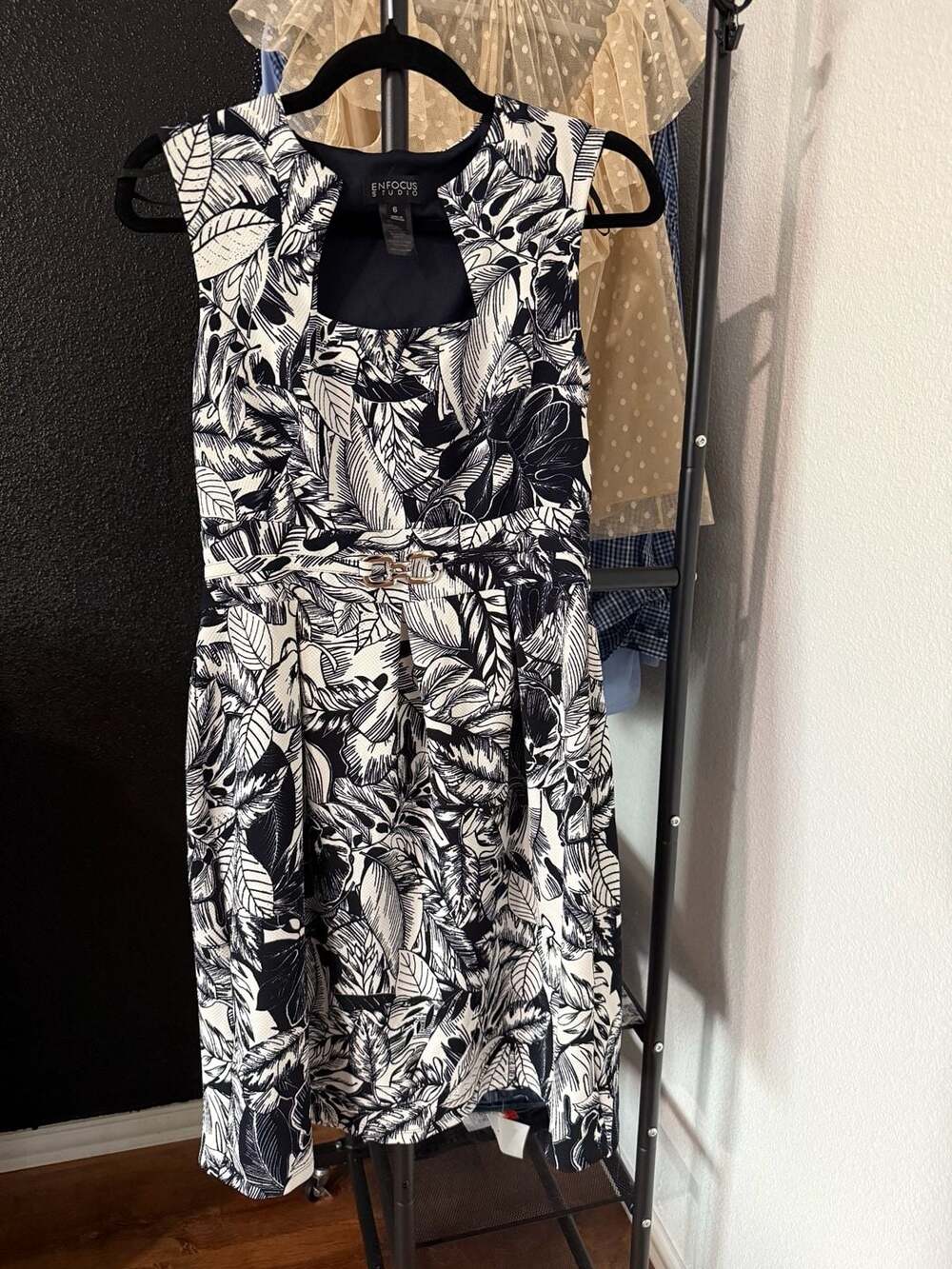 Enfocus Studio Women's Sleeveless Navy Blue and White Leaf Print Belted Dress Si